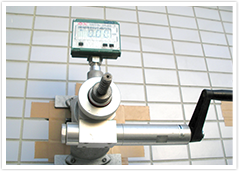 タイル引張試験の様子(2) タイル引張試験の様子(2)